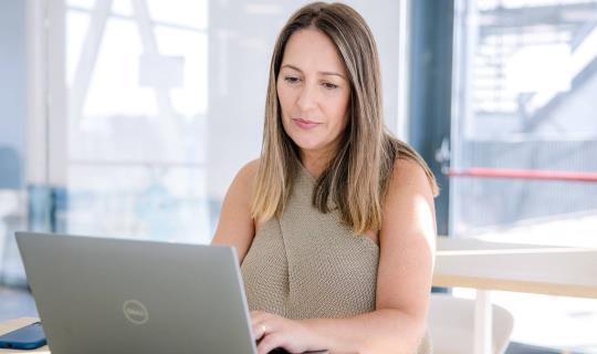 Un collaborateur regarde un webinaire sur son ordinateur portable