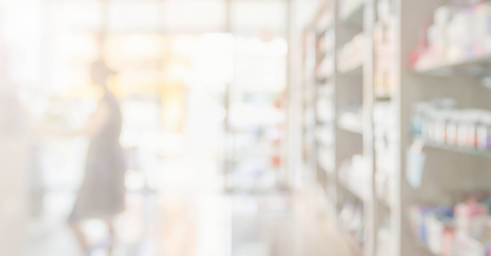 Photo floue d'une personne au comptoir d'une pharmacie