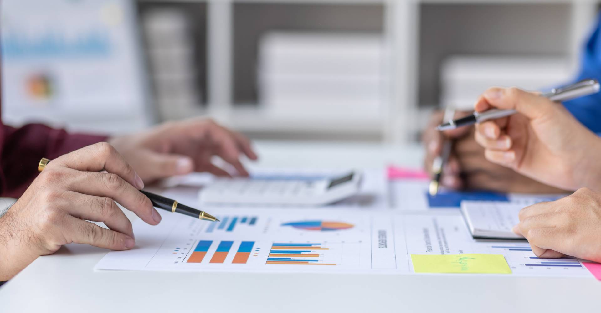 Les données sont examinées lors d'une réunion.