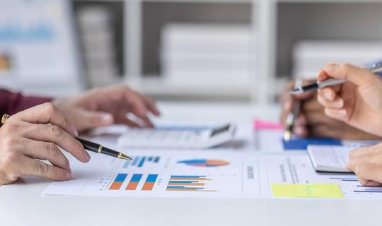 Les données sont examinées lors d'une réunion.