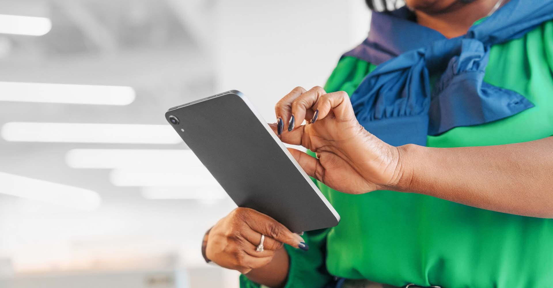Une femme utilise une tablette dans un bureau