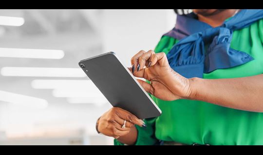 Une femme utilise une tablette dans un bureau