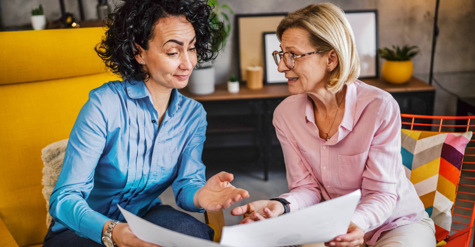 Deux collègues examinent un rapport ensemble.